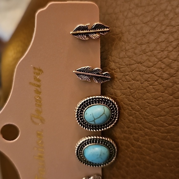 Vintage Southwestern Faux Turquoise Feather Post Earrings - Picture 3 of 3